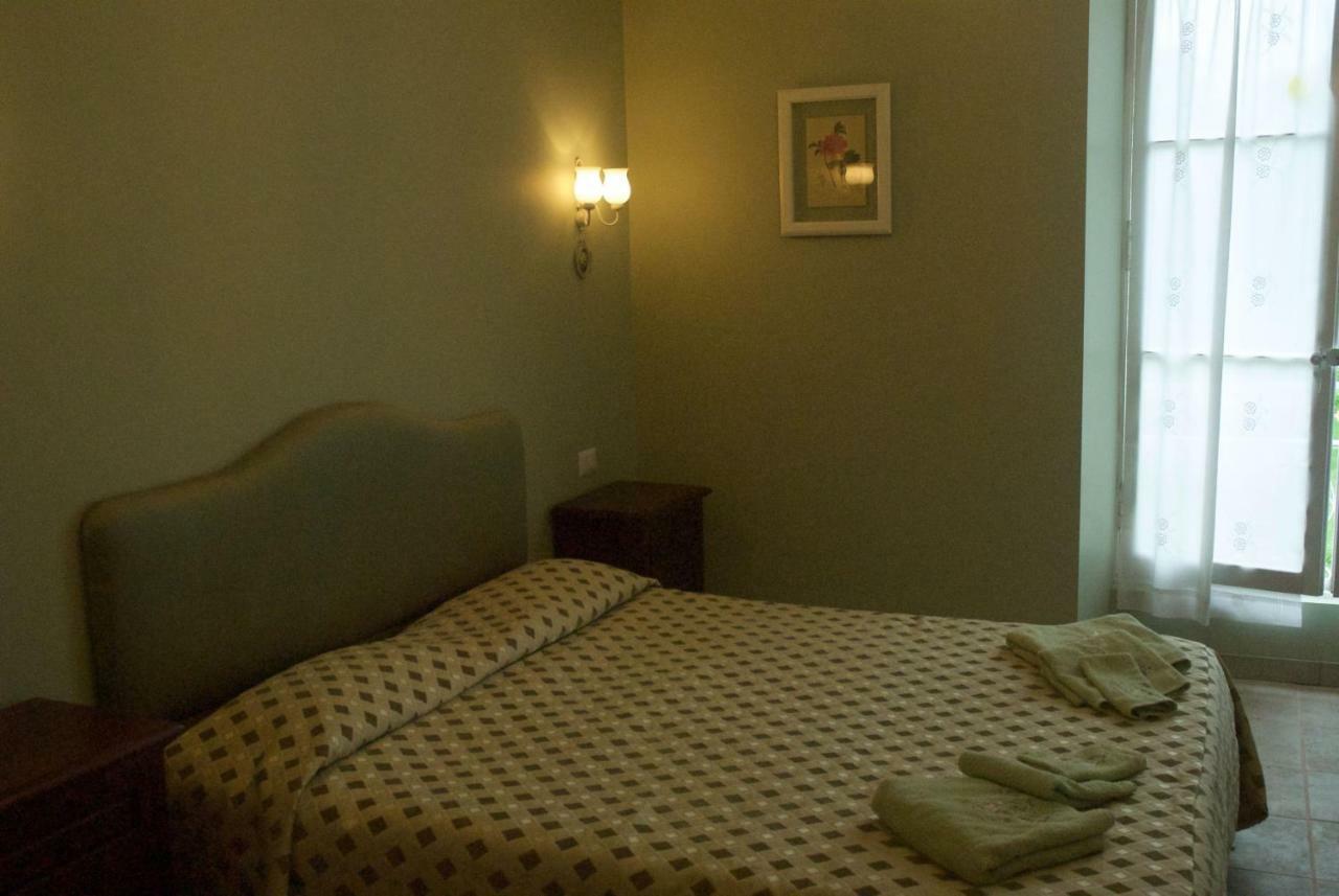 Le Clos Des Cedres B&B ラ・ロシュフコー エクステリア 写真